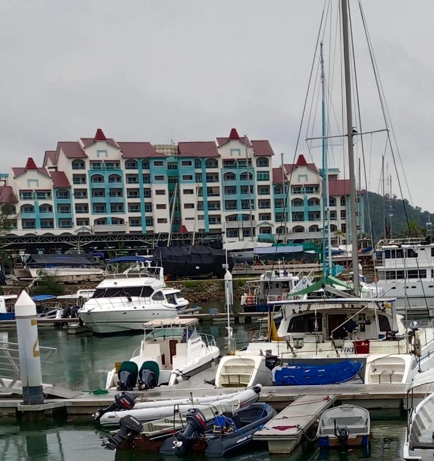 Glossy Marina Homestays Lumut Bagian luar foto