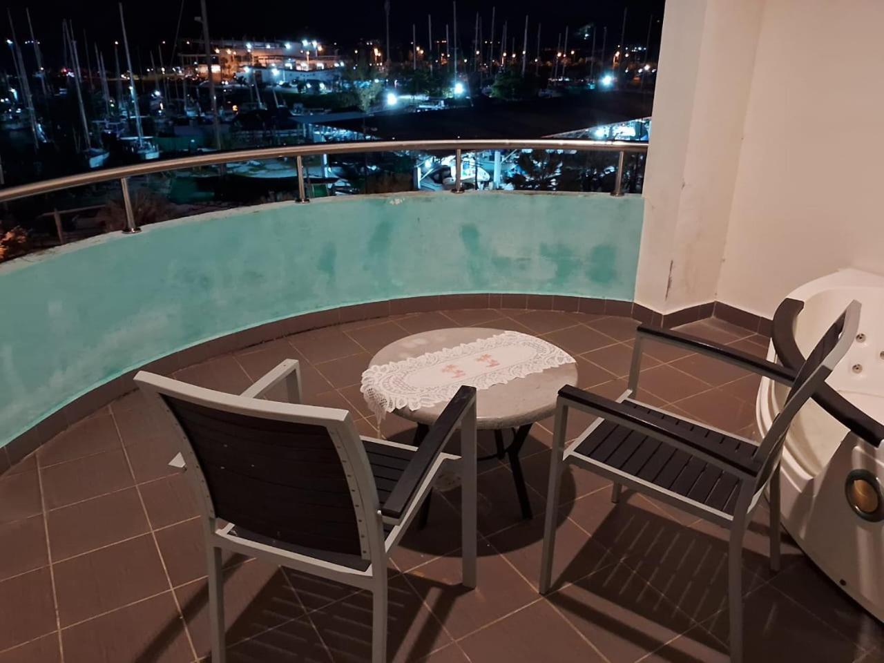 Glossy Marina Homestays Lumut Bagian luar foto